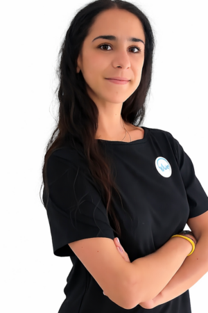 Mujer joven con camiseta negra